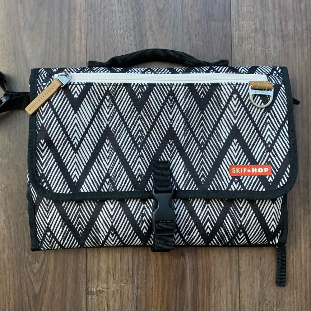 Skip Hop Diaper Changing Pad Travel Black and White Zig Zag Zebra